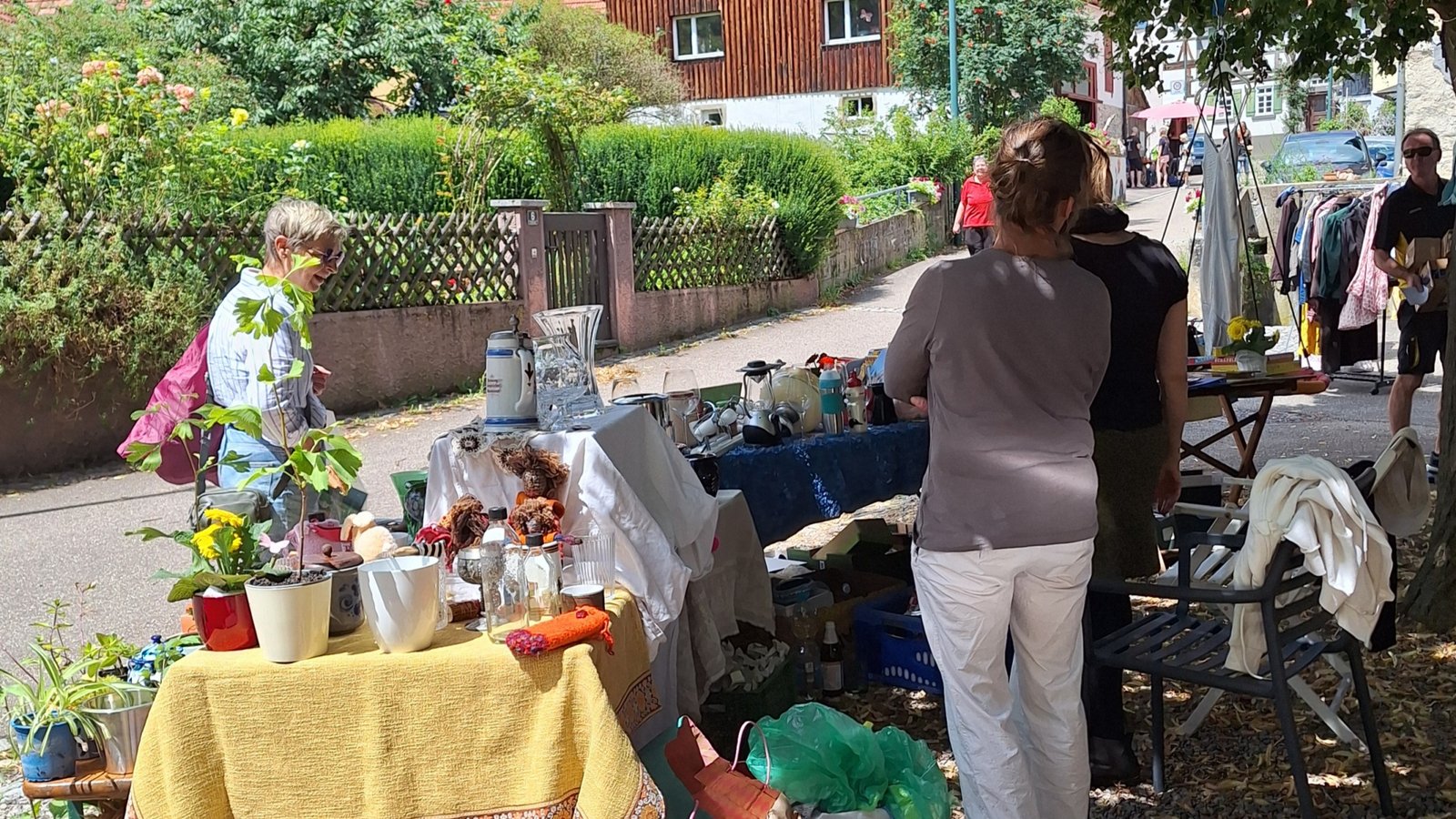 Trödelmarkt im ganzen Ort. Foto: Kauer Trödelmarkt im ganzen Ort. Foto: Kauer