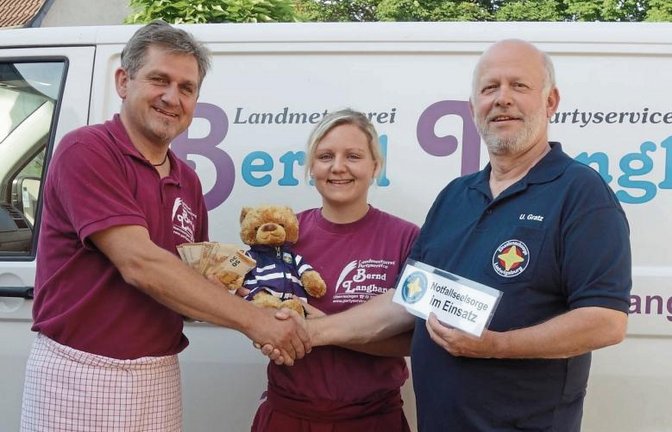 Spendenübergabe: von links Bernd Langhans, Janina Langhans, Ulrich Gratz. Foto: p