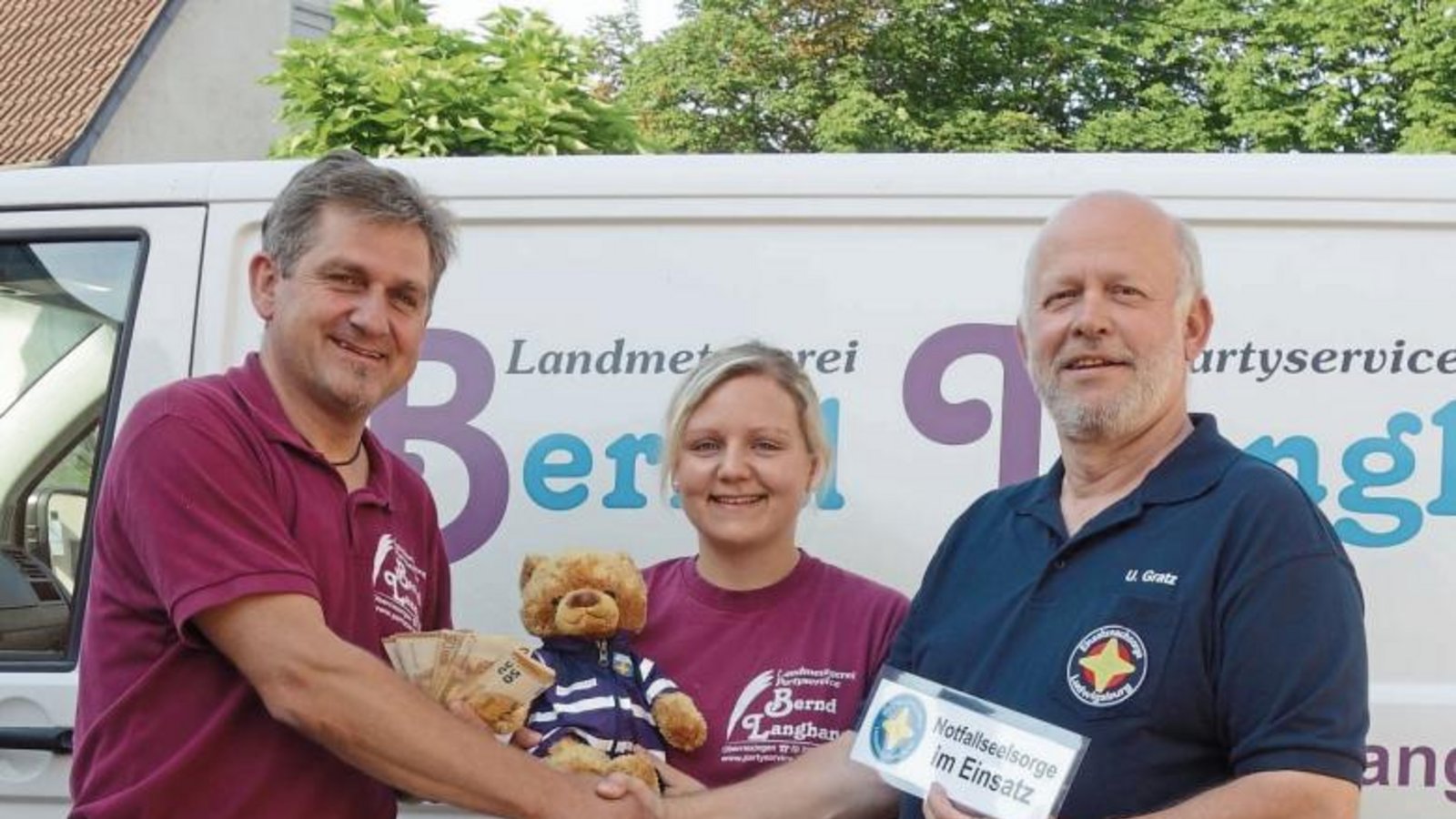 Spendenübergabe: von links Bernd Langhans, Janina Langhans, Ulrich Gratz. Foto: p