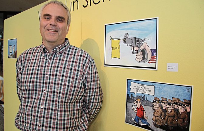Kostas Koufogiorgos hat für die Ausstellung 60 seiner persönlichen Lieblingskarikaturen ausgewählt.  Fotos: Banholzer