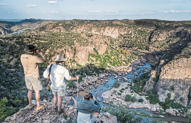 Im nördlichen Krüger-Nationalpark hat Marie Schmidt (r.) ihren ersten Einsatz als Naturführerin. Mit anderen Mitgliedern der Gruppe schaut sie hier auf den Fluss Levuvu und die Lanner-Schlucht.