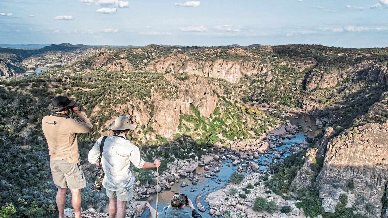 Im nördlichen Krüger-Nationalpark hat Marie Schmidt (r.) ihren ersten Einsatz als Naturführerin. Mit anderen Mitgliedern der Gruppe schaut sie hier auf den Fluss Levuvu und die Lanner-Schlucht. Im nördlichen Krüger-Nationalpark hat Marie Schmidt (r.) ihren ersten Einsatz als Naturführerin. Mit anderen Mitgliedern der Gruppe schaut sie hier auf den Fluss Levuvu und die Lanner-Schlucht.