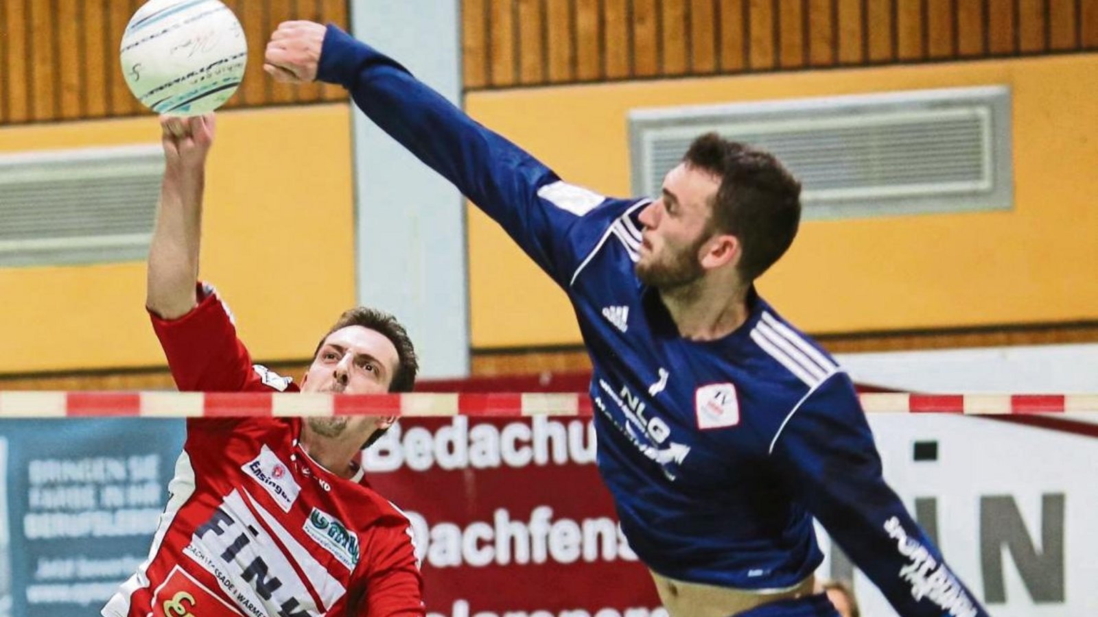 Marc Krüger (links) nutzt eine der zahlreichen Blocksituationen gegen Käfertals Nummer eins Christian Gillmann zum Punktgewinn. Foto: Küppers