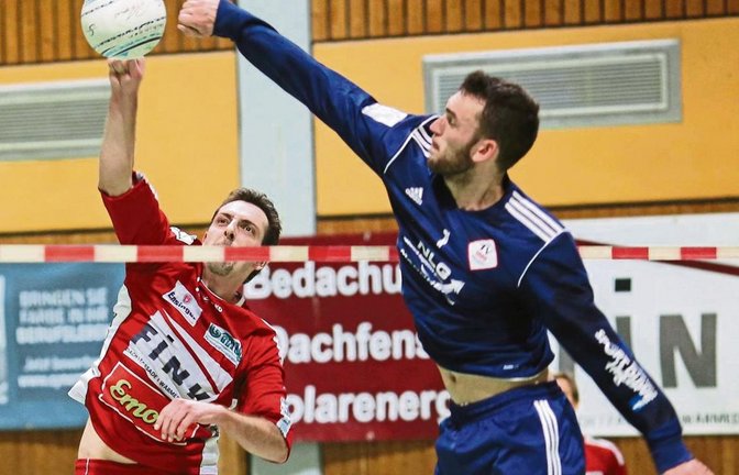 Marc Krüger (links) nutzt eine der zahlreichen Blocksituationen gegen Käfertals Nummer eins Christian Gillmann zum Punktgewinn. Foto: Küppers