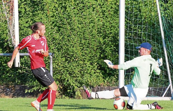 Im Pokalspiel des SV Horrheim gegen die SGM Riexingen II hat Jovan Gazinkovski eine der großen Chancen in der ersten Spielhälfte vergeben, als er Torwart Marcel Mutz anschoss. Foto: Küppers