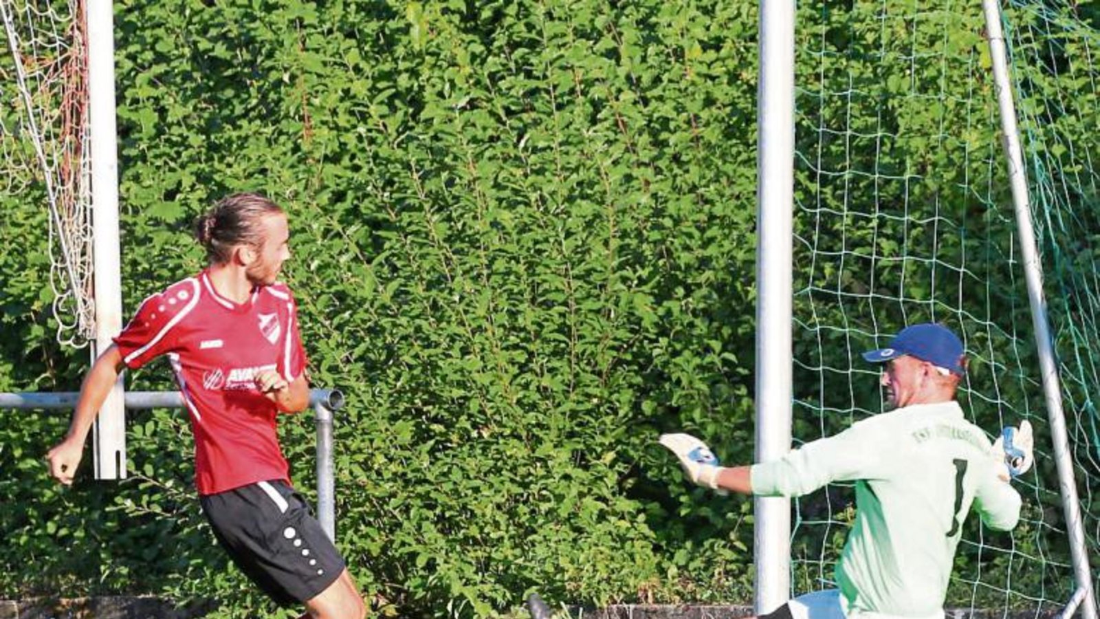 Im Pokalspiel des SV Horrheim gegen die SGM Riexingen II hat Jovan Gazinkovski eine der großen Chancen in der ersten Spielhälfte vergeben, als er Torwart Marcel Mutz anschoss. Foto: Küppers Im Pokalspiel des SV Horrheim gegen die SGM Riexingen II hat Jovan Gazinkovski eine der großen Chancen in der ersten Spielhälfte vergeben, als er Torwart Marcel Mutz anschoss. Foto: Küppers