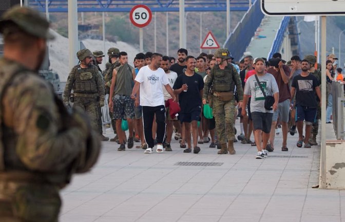 Zurück nach Marokko: Spanische Sicherheitsbeamte begleiten Migranten von der spanischen Exklave Ceuta in Nordafrika zurück auf marokkanisches Territorium.<span class='image-autor'>STR/AP/dpa</span>