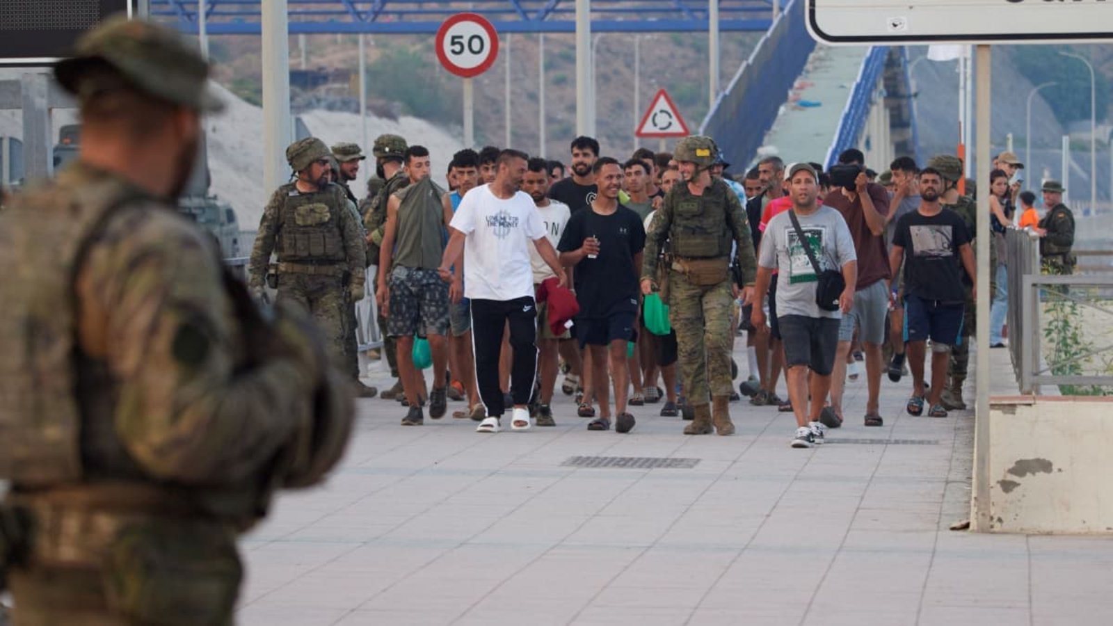 Zurück nach Marokko: Spanische Sicherheitsbeamte begleiten Migranten von der spanischen Exklave Ceuta in Nordafrika zurück auf marokkanisches Territorium.STR/AP/dpa