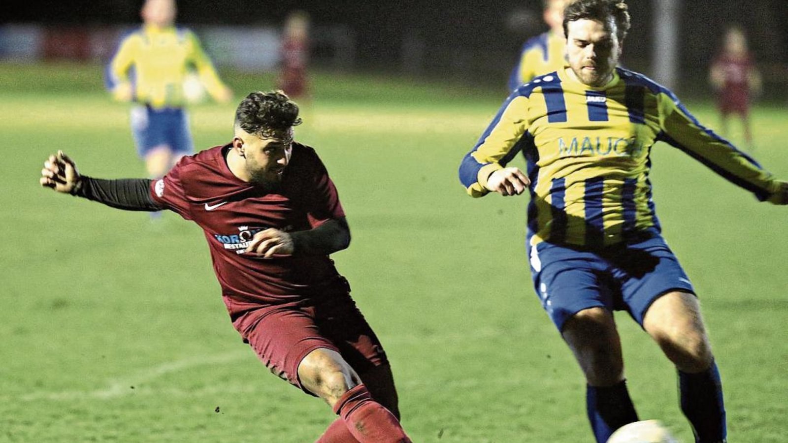 Osman Erne (links) zieht ab zum zwischenzeitlichen 2:2-Ausgleich, Arne Körner kommt einen Schritt zu spät. Foto: Küppers Osman Erne (links) zieht ab zum zwischenzeitlichen 2:2-Ausgleich, Arne Körner kommt einen Schritt zu spät. Foto: Küppers