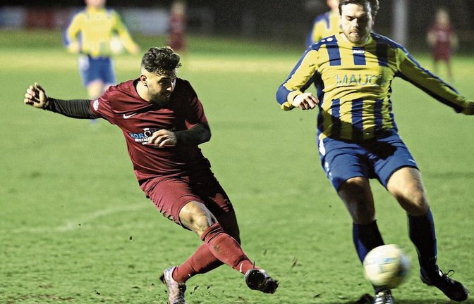 Osman Erne (links) zieht ab zum zwischenzeitlichen 2:2-Ausgleich, Arne Körner kommt einen Schritt zu spät. Foto: Küppers