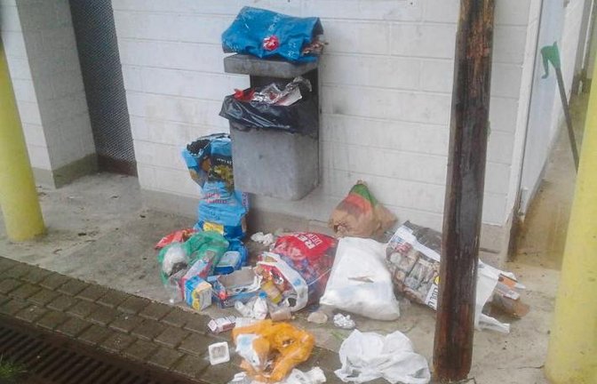 Immer wieder montags werden die Mitarbeiter der Vaihinger Stadtreinigung im Parkhaus Köpfwiesen von solchen Müllmengen empfangen. „Hausmüll gehört nicht in öffentliche Mülleimer“, lässt hierzu Vaihingens Stadtverwaltung wissen. Diese seien für den öffentlich anfallenden Müll aufgestellt worden. „Sie dienen nicht dem Zweck, auf bequeme und kostengünstige Weise den Hausmüll zu beseitigen. Die Stadtverwaltung ist für Hinweise aus der Bevölkerung dankbar.“ Foto: p