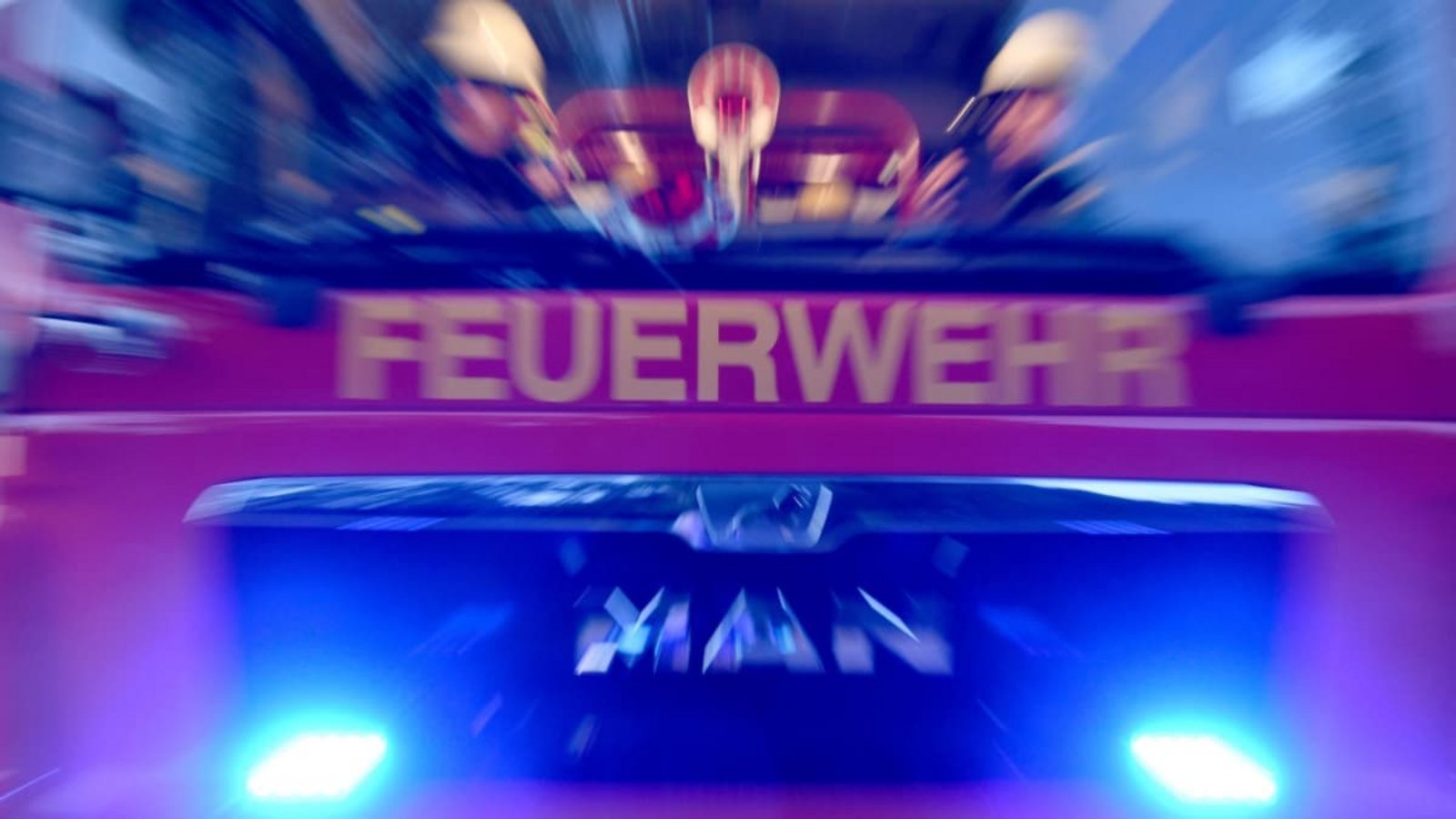 Die Feuerwehr musste in der Nacht auf Montag einen Brand in einer Wohnung in Vaihingen löschen. (Symbolbild)Carsten Rehder/dpa