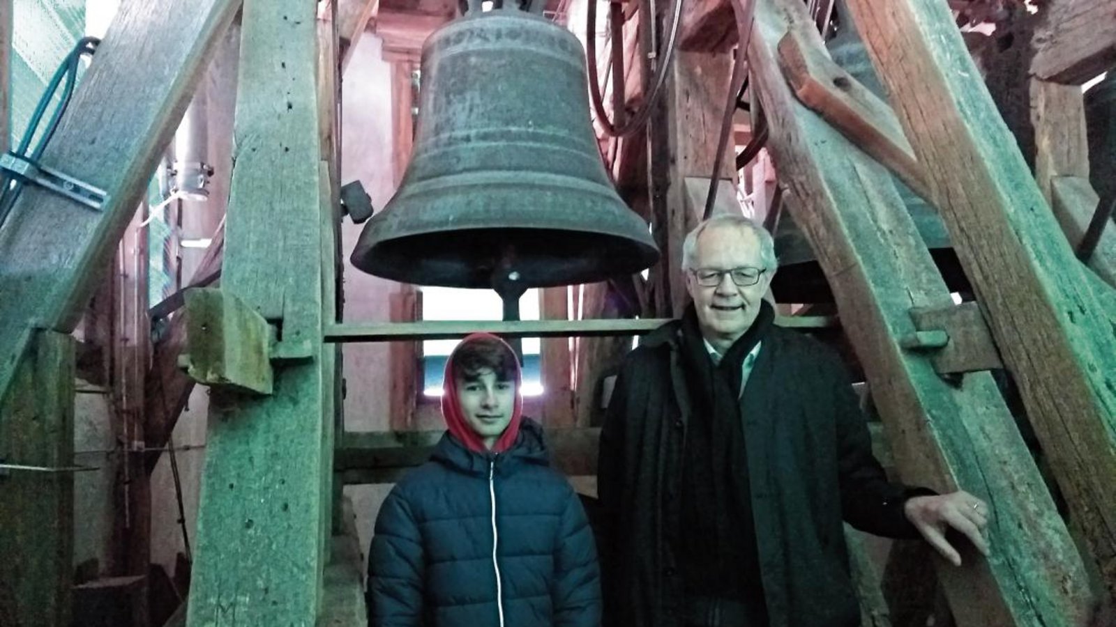 Pfarrer Michael Wanner und Konfirmand Robin Salmen im Glockenturm der Georgskirche in Hohenhaslach. Foto: Glemser