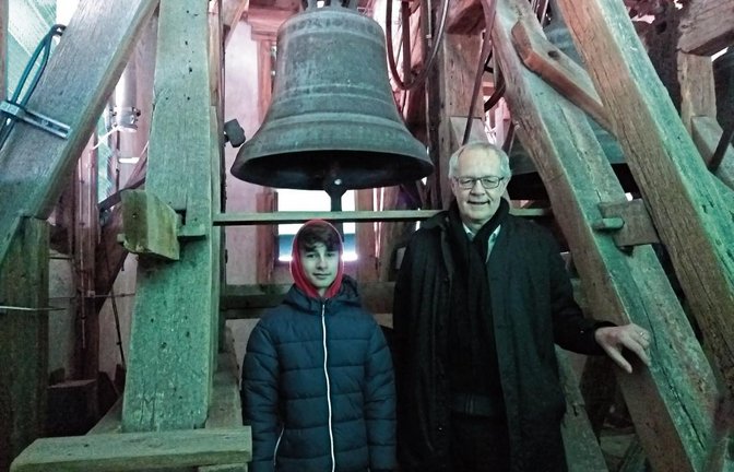 Pfarrer Michael Wanner und Konfirmand Robin Salmen im Glockenturm der Georgskirche in Hohenhaslach. Foto: Glemser