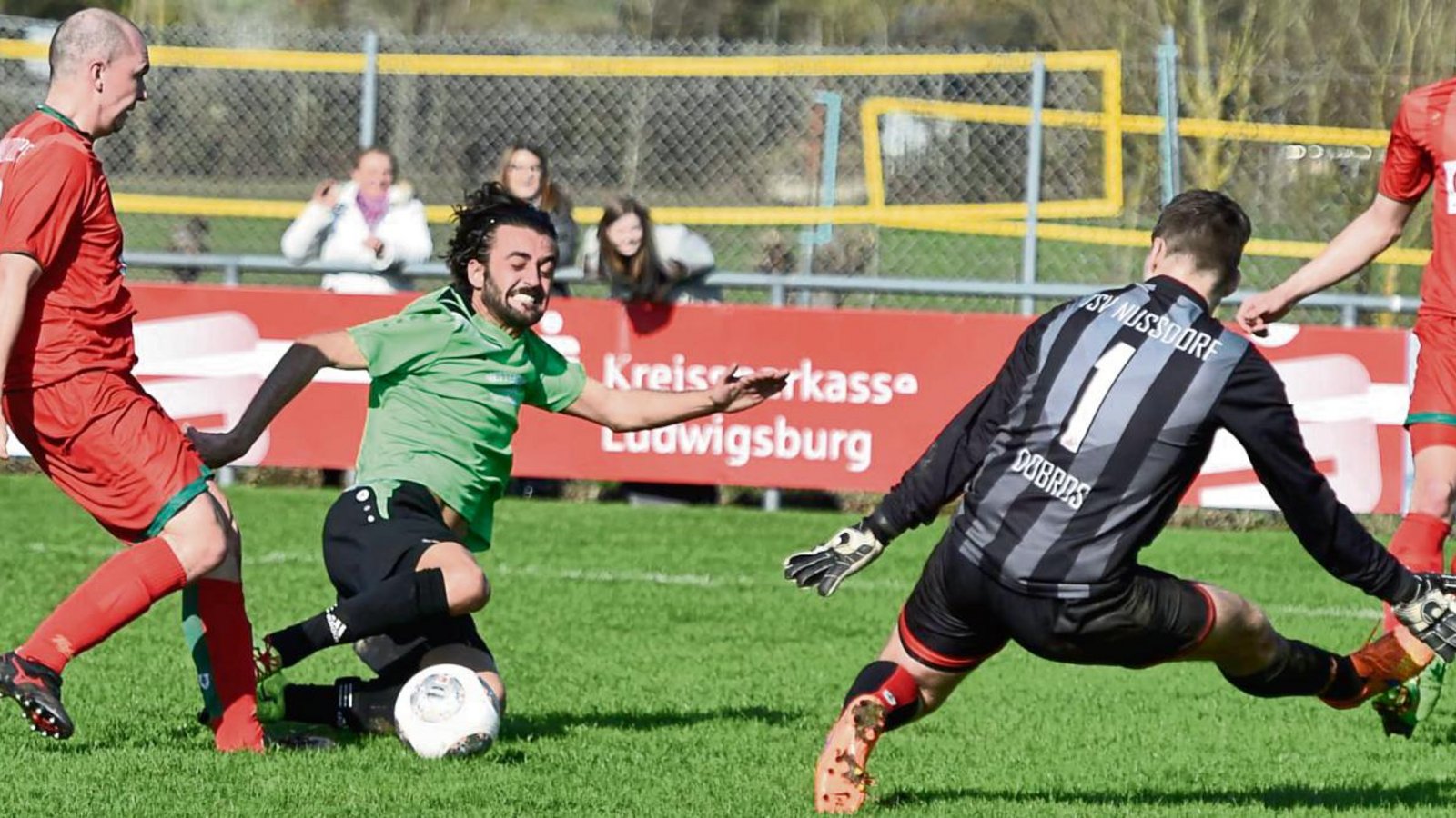 Bujar Ismajli (Mitte) war dabei, als der VfR Sersheim dem TSV Nussdorf und dem TSV Unterriexingen Unentschieden abtrotzte. Am Sonntag steht das Kellerduell gegen Kirchheim an. Foto: Leitner Bujar Ismajli (Mitte) war dabei, als der VfR Sersheim dem TSV Nussdorf und dem TSV Unterriexingen Unentschieden abtrotzte. Am Sonntag steht das Kellerduell gegen Kirchheim an. Foto: Leitner