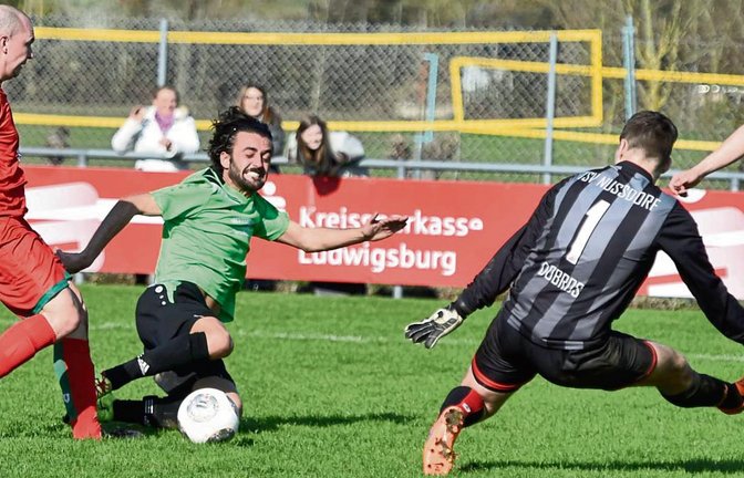 Bujar Ismajli (Mitte) war dabei, als der VfR Sersheim dem TSV Nussdorf und dem TSV Unterriexingen Unentschieden abtrotzte. Am Sonntag steht das Kellerduell gegen Kirchheim an. Foto: Leitner