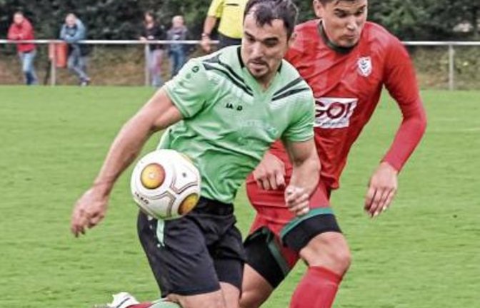 Peter Maginot (links) ist nach seinem Kreuzbandriss wieder fit. Im Bezirkspokal bei der SGM Sachsenheim II knipste der Sersheimer Stürmer schon wieder vier Mal. Foto: Simecek
