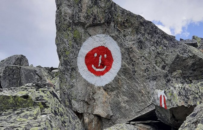 Ein Smiley grüßt vom Fels.
