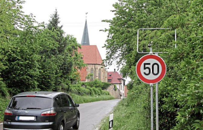 Für Auswärtige ist die Orientierung an dieser Stelle derzeit etwas erschwert. In der Nacht zum 1. Mai wurde das Nussdorfer Ortsschild in der Martinstraße gestohlen. Bei der Vaihinger Straßenmeisterei ist aber nach Auskunft der Eberdinger Gemeindeverwaltung bereits Ersatz angefordert.  Foto: Banholzer