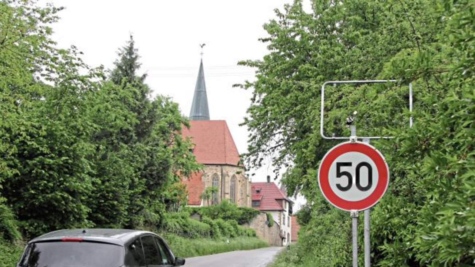 Für Auswärtige ist die Orientierung an dieser Stelle derzeit etwas erschwert. In der Nacht zum 1. Mai wurde das Nussdorfer Ortsschild in der Martinstraße gestohlen. Bei der Vaihinger Straßenmeisterei ist aber nach Auskunft der Eberdinger Gemeindeverwaltung bereits Ersatz angefordert.  Foto: Banholzer