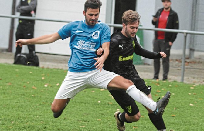 Vaihingens Rechtsverteidiger Tobias Rehfuß (von links) hatte seine liebe Müh mit Dominik Urbani, der in der Schlussphase die sich ihm bietenden Räume nutzte. Foto: Nachreiner