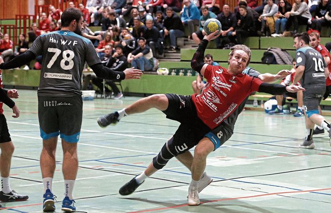 Tobias Gerloff (am Ball) gehört zu den Spielern, die beim HCME für eine schlagkräftige Turniermannschaft aufgestellt wurden, auch wenn er sonst eher in der Reserve spielt. Foto: Küppers