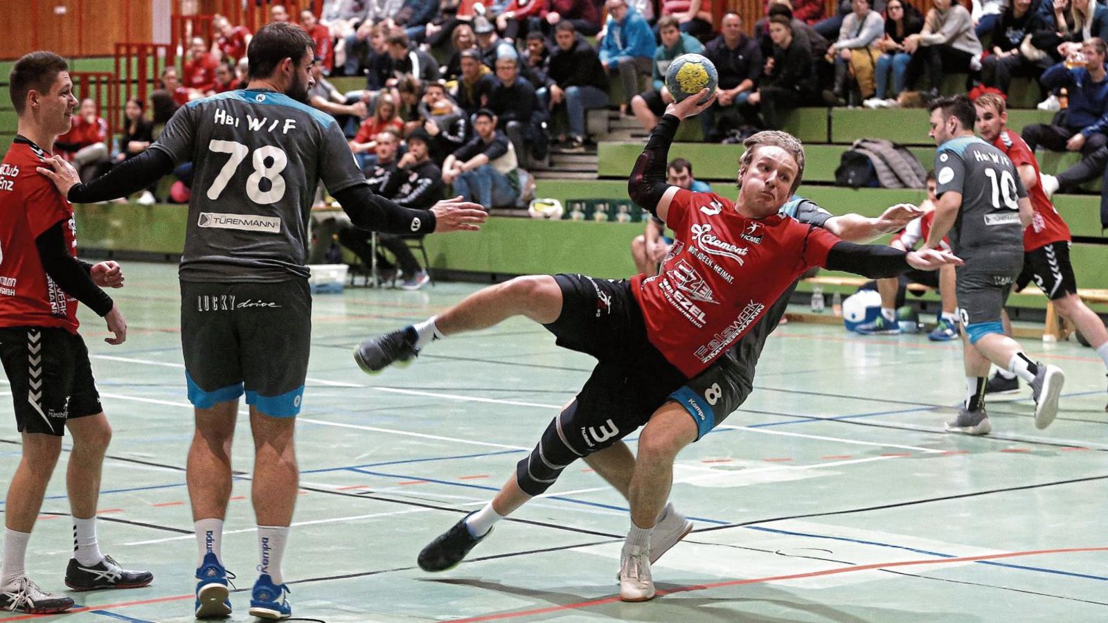 Tobias Gerloff (am Ball) gehört zu den Spielern, die beim HCME für eine schlagkräftige Turniermannschaft aufgestellt wurden, auch wenn er sonst eher in der Reserve spielt. Foto: Küppers Tobias Gerloff (am Ball) gehört zu den Spielern, die beim HCME für eine schlagkräftige Turniermannschaft aufgestellt wurden, auch wenn er sonst eher in der Reserve spielt. Foto: Küppers