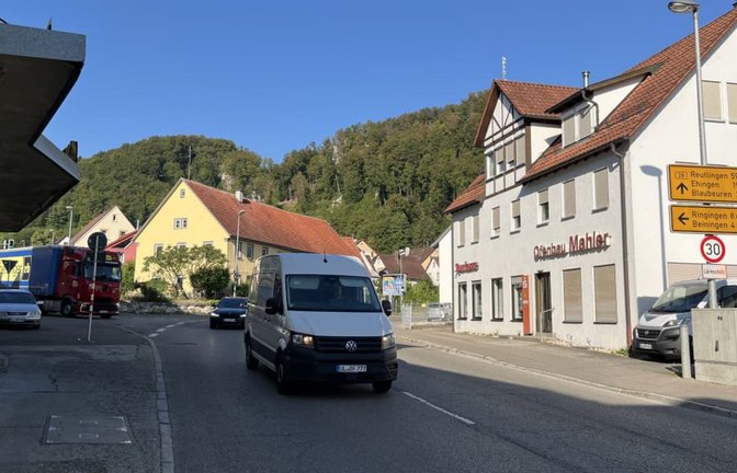 Die Kreuzung der B 28 in Richtung Beiningen mitten in Gerhausen soll im nächsten Jahr wegen des starken Verkehrs ausgebaut werden.<span class='image-autor'>Thomas Spanhel</span>