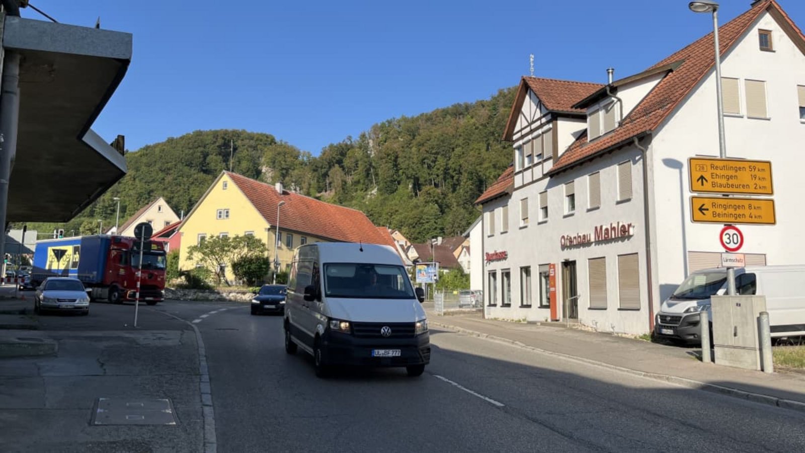 Die Kreuzung der B 28 in Richtung Beiningen mitten in Gerhausen soll im nächsten Jahr wegen des starken Verkehrs ausgebaut werden.Thomas Spanhel Die Kreuzung der B 28 in Richtung Beiningen mitten in Gerhausen soll im nächsten Jahr wegen des starken Verkehrs ausgebaut werden.Thomas Spanhel