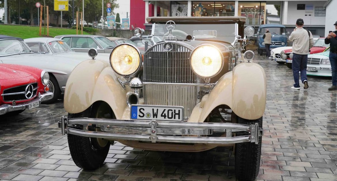 Hingucker: Ein Mercedes-Benz 540 K vor dem Start in Richtung Stuttgart.