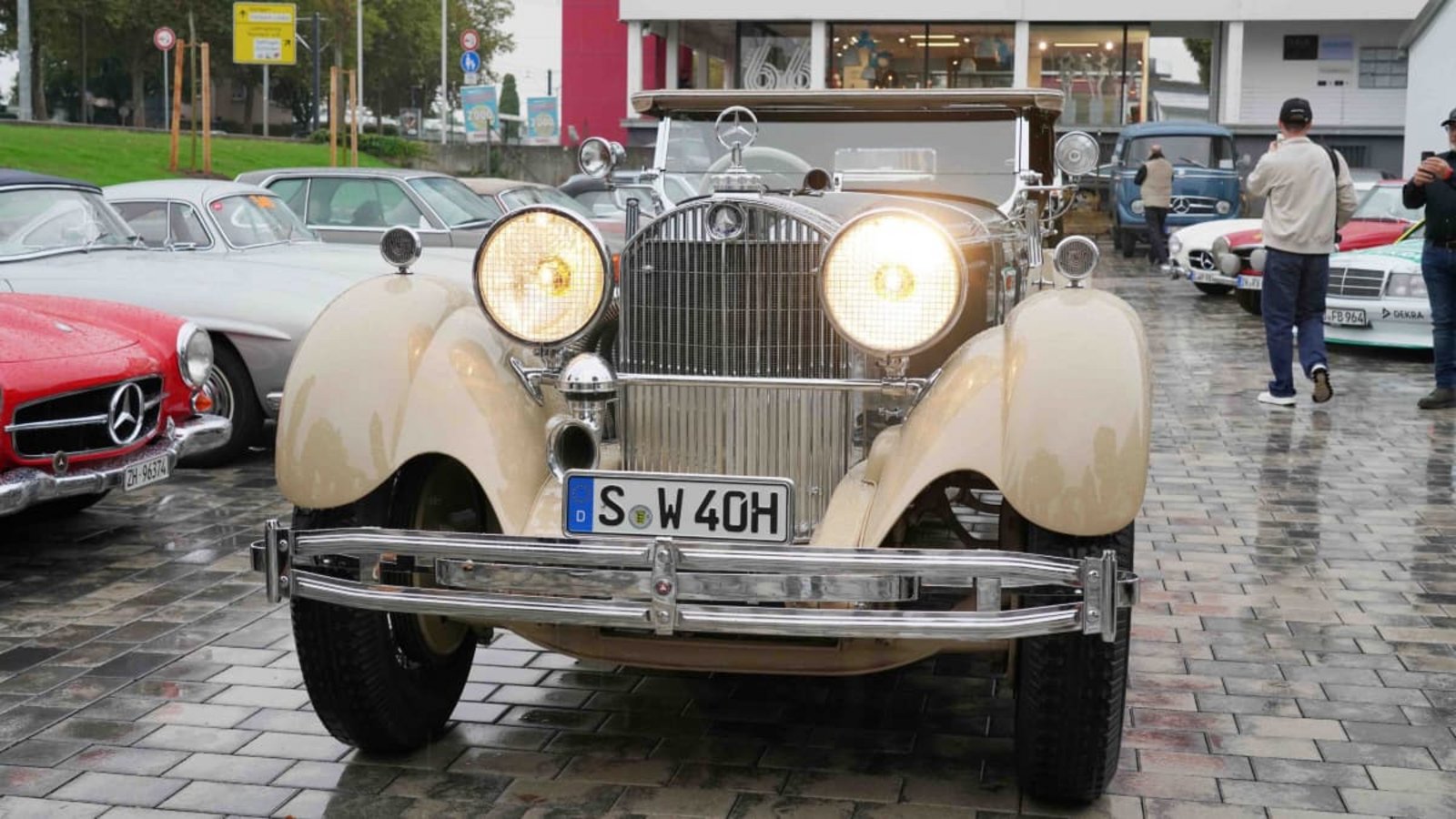 Hingucker: Ein Mercedes-Benz 540 K vor dem Start in Richtung Stuttgart.Andreas Rosar Fotoagentur-Stuttgart Hingucker: Ein Mercedes-Benz 540 K vor dem Start in Richtung Stuttgart.Andreas Rosar Fotoagentur-Stuttgart