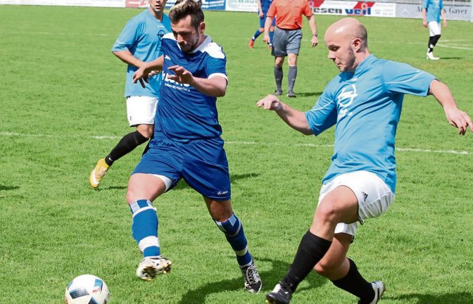 Sven Adamovic (links) war die ordnende Hand im Vaihinger Offensivspiel. Hier wird er aber von Marcel Scholz abgedrängt. Foto: Nachreiner