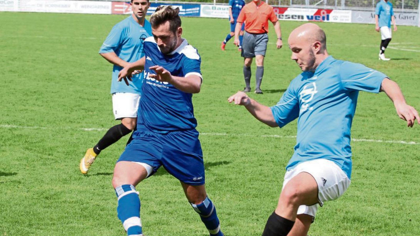 Sven Adamovic (links) war die ordnende Hand im Vaihinger Offensivspiel. Hier wird er aber von Marcel Scholz abgedrängt. Foto: Nachreiner Sven Adamovic (links) war die ordnende Hand im Vaihinger Offensivspiel. Hier wird er aber von Marcel Scholz abgedrängt. Foto: Nachreiner
