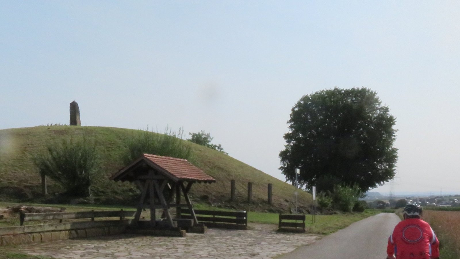 Muss natürlich Teil einer Radtour sein, die in Hochdorf startet und endet: das Keltengrab. Fotos: Arning