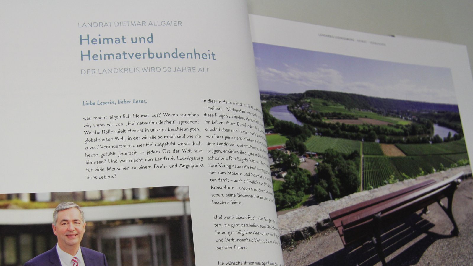 Landrat Dietmar Allgaier möchte mit dem Buch zum Nachdenken über Heimat anregen.