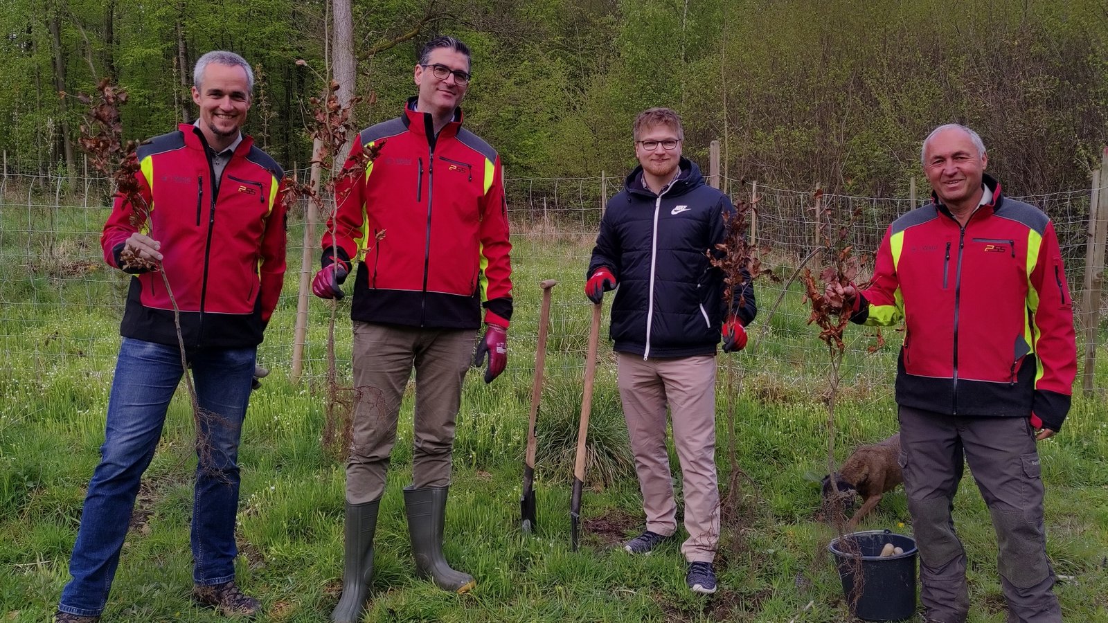 Dr. Michael Nill, Dr. Christian Sußner, Sven Grau und Bernd Renner (von links) bei der Baumpflanzung im Sersheimer Wald.  Foto: LL
