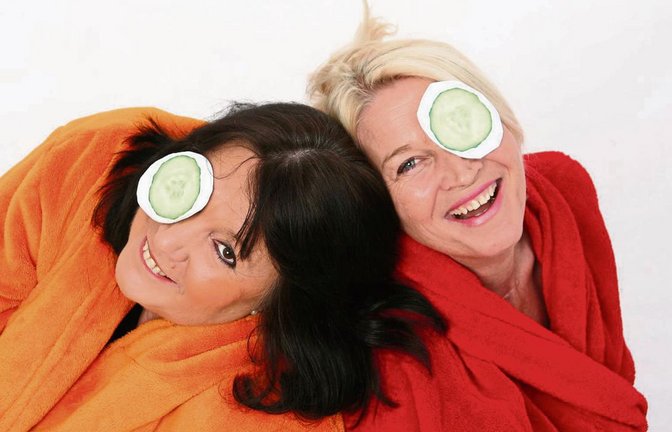 Die beiden Frauen von „Dui do on de sell“ gastieren am 12. November in Schützingen. Ihr Thema: die Wechseljahre.  Fotos: p
