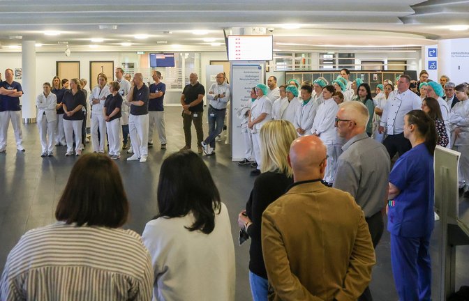 Mitarbeitende des RKH-Klinikums Ludwigsburg protestieren gegen die Sparpläne der Bundesregierung.  <span class='image-autor'>Foto: Bürkle</span>