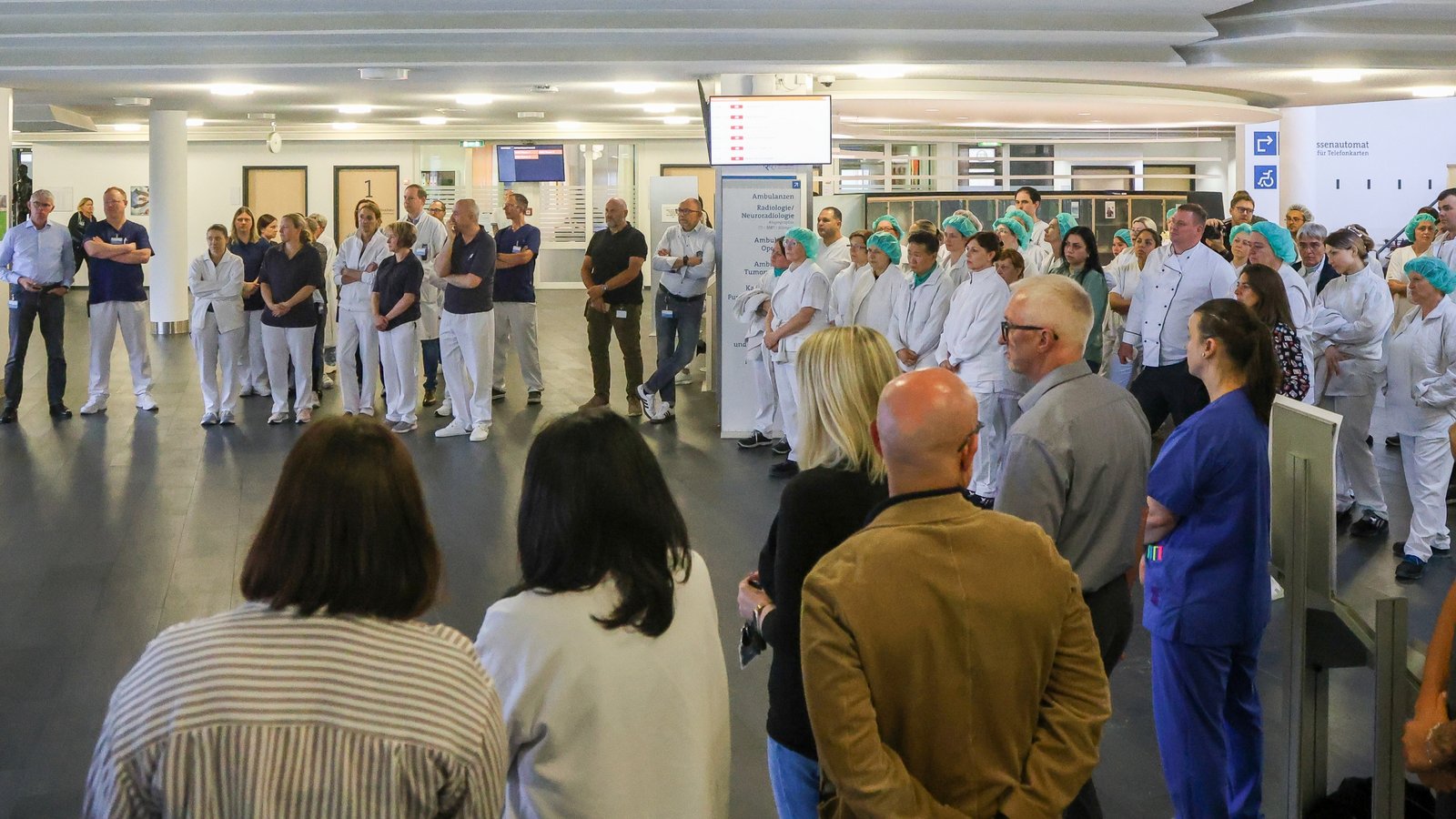 Mitarbeitende des RKH-Klinikums Ludwigsburg protestieren gegen die Sparpläne der Bundesregierung. Foto: Bürkle Mitarbeitende des RKH-Klinikums Ludwigsburg protestieren gegen die Sparpläne der Bundesregierung. Foto: Bürkle