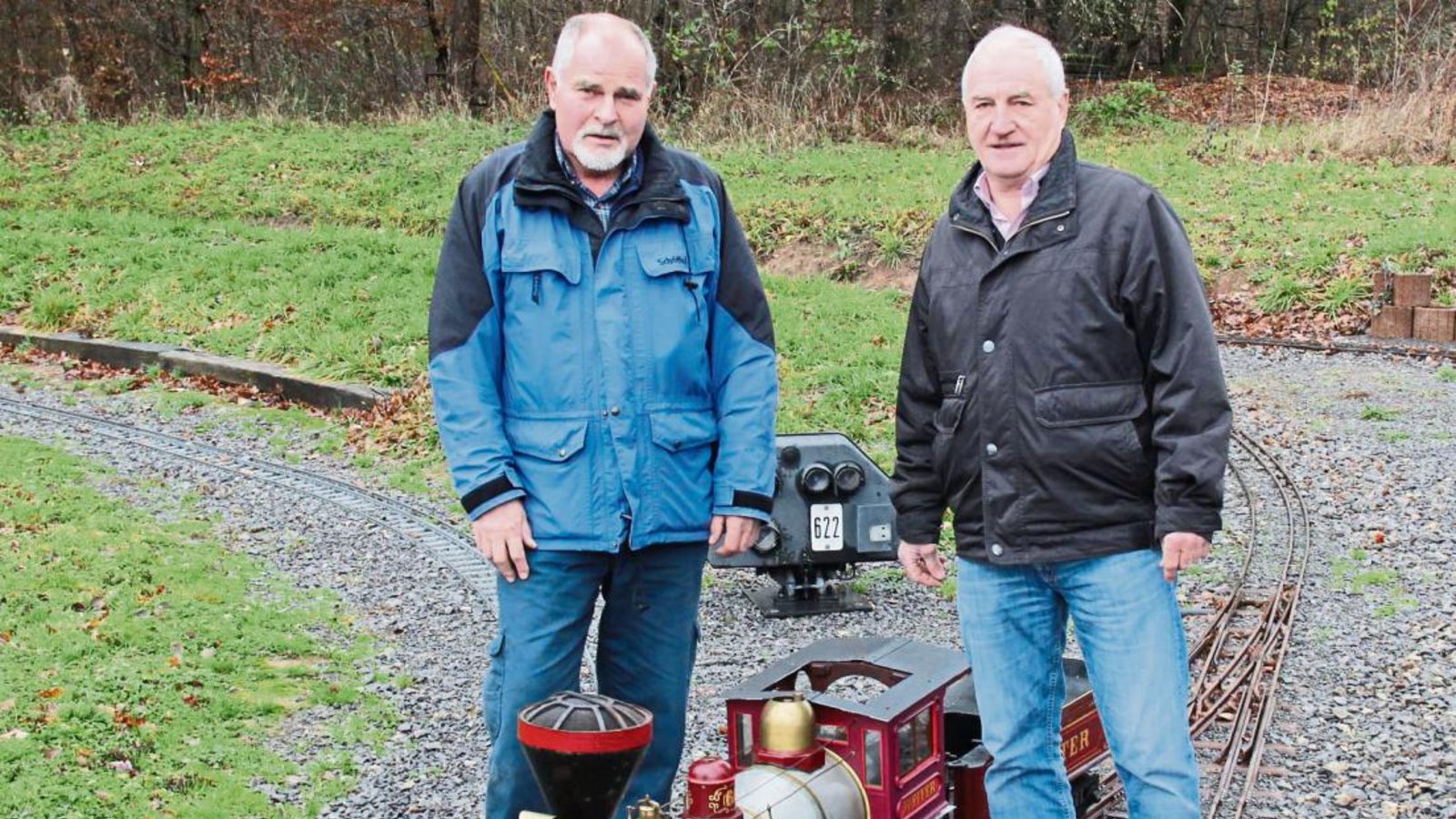 Die Dampfbahnfreunde präsentieren ihr Schmuckstück: Herbert Steffan (links), Siegfried Wolf und der „Feurige Eugen“. Fotos: Lung Die Dampfbahnfreunde präsentieren ihr Schmuckstück: Herbert Steffan (links), Siegfried Wolf und der „Feurige Eugen“. Fotos: Lung