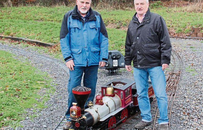 Die Dampfbahnfreunde präsentieren ihr Schmuckstück: Herbert Steffan (links), Siegfried Wolf und der „Feurige Eugen“. Fotos: Lung