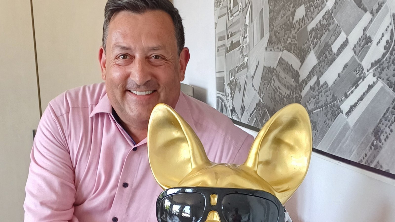 In Vaihingen hat nicht nur der Oberbürgermeister einen Hund, es gibt auch einen Rathaushund in der Amtsstube des Bürgermeisters. Klaus Reitze hat sein Exemplar frei nach Sylvester Stallone Stallone genannt, was aber Schwäbisch ausgesprochen werden soll. Der bunte Hund wird so zu Schdallone, was fast schon niedlich klingt. Foto: Rücker
