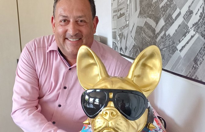In Vaihingen hat nicht nur der Oberbürgermeister einen Hund, es gibt auch einen Rathaushund in der Amtsstube des Bürgermeisters. Klaus Reitze hat sein Exemplar frei nach Sylvester Stallone Stallone genannt, was aber Schwäbisch ausgesprochen werden soll. Der bunte Hund wird so zu Schdallone, was fast schon niedlich klingt. <span class='image-autor'>Foto: Rücker</span>