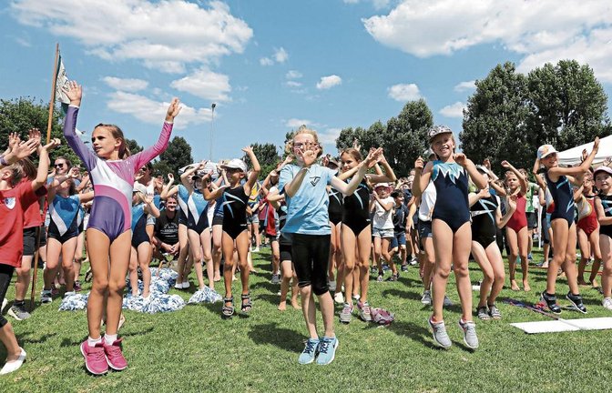 Höhepunkt jedes Gaukinderturnfests: Nach dem Einmarsch zum Festnachmittag wird gemeinsam getanzt. Fotos: Küppers