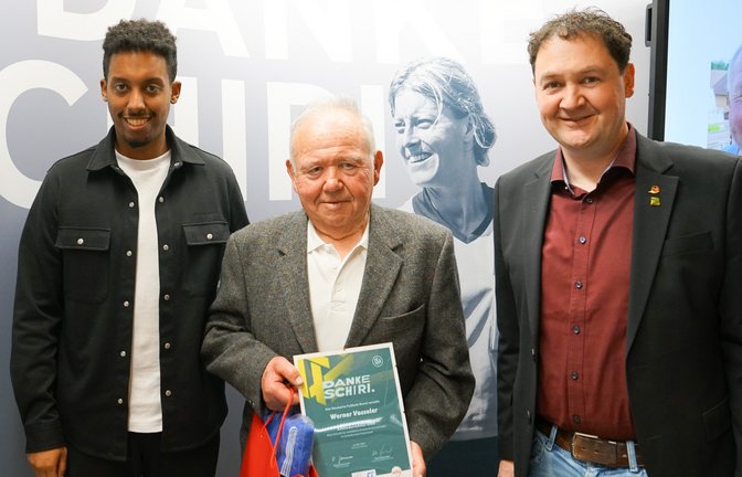 Werner Vosseler (Mitte) gehört zu den Urgesteinen des Schiedsrichterwesens in Württemberg. <span class='image-autor'>Foto: WFV</span>