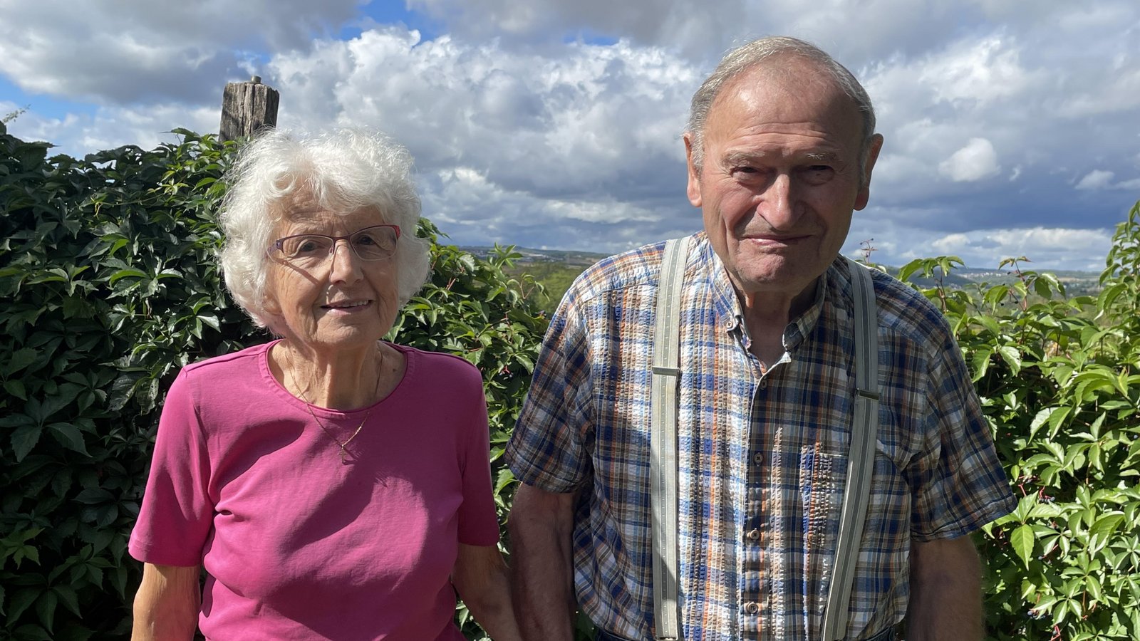 Johanna und Paul Hüeber in ihrem Garten. Heute zählt ihre Ehe 65 Jahre.  Foto: Stogios