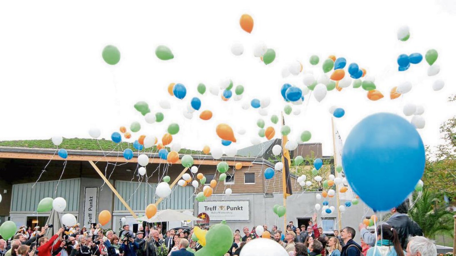Zur Eröffnung der Gartenschau „Enzgärten 2015“ in Mühlacker ließen Kinder viele Luftballons Richtung Himmel steigen.  Fotos: Kollros