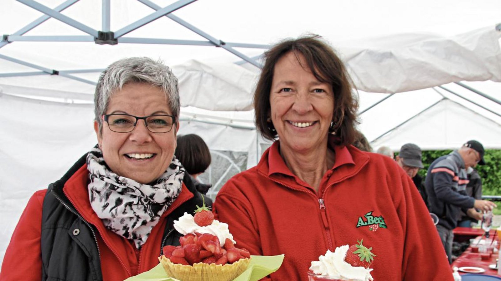 Allerlei Leckeres aus und mit Erdbeeren konnten die Besucher am Sonntag probieren und genießen.  Fotos: Banholzer