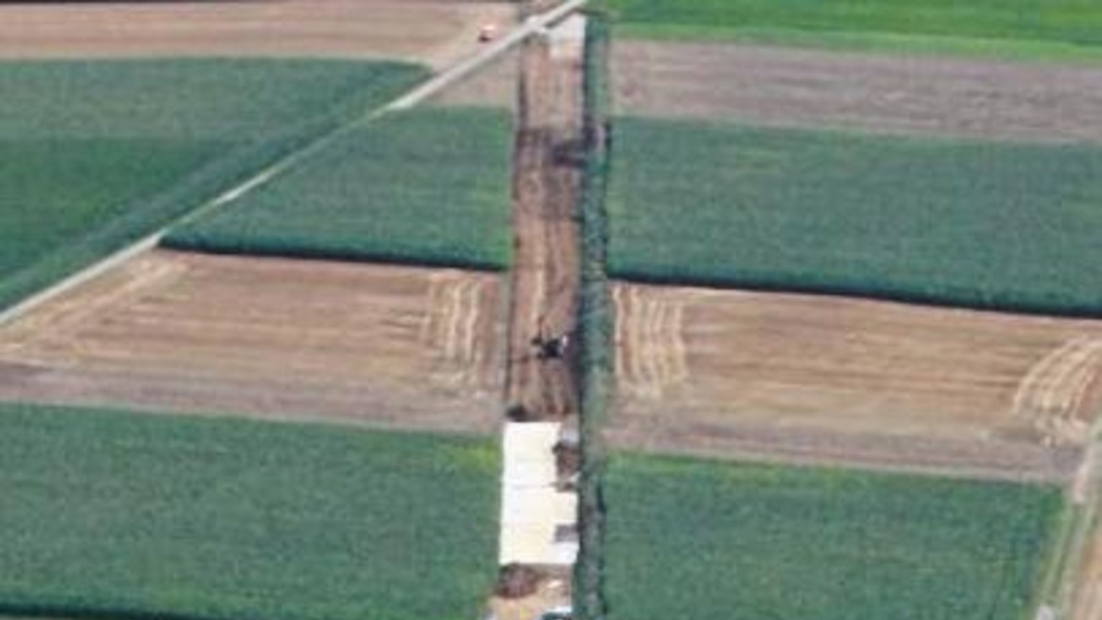Schnurgerade zieht sich die Trasse der Ethylen-Pipeline durch die Landschaft. Foto: p Schnurgerade zieht sich die Trasse der Ethylen-Pipeline durch die Landschaft. Foto: p