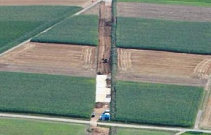 Schnurgerade zieht sich die Trasse der Ethylen-Pipeline durch die Landschaft. Foto: p